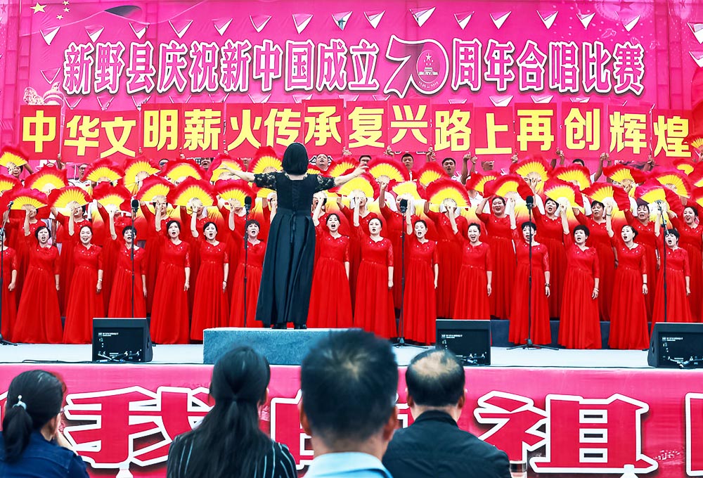 借助扇子、板幅拼湊的舞臺(tái)