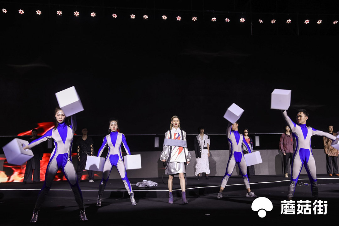 “伊德服人，穿行未來”走秀表演